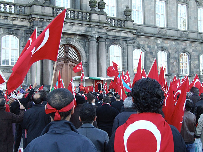 image/tyrkisk_demonstration-01.jpg