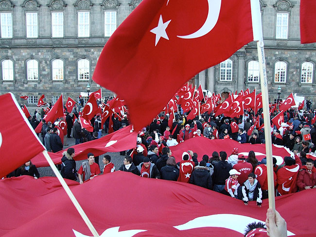 image/tyrkisk_demonstration-03.jpg