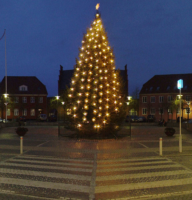 Panorama - Natfoto af juletræet på torvet i Frederikssund