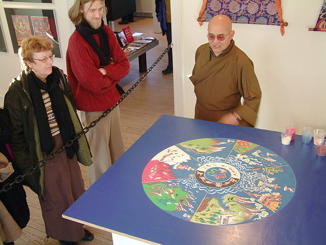 image/buddhistisk_sandmandala01.jpg