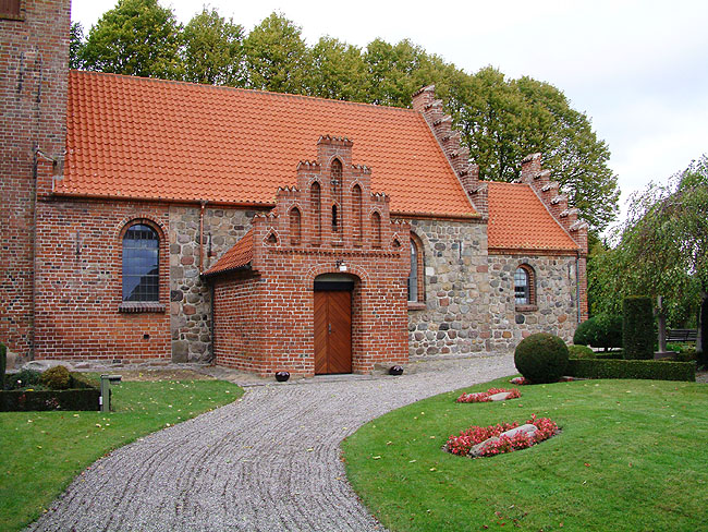 image/oppe_sundby_kirke-02.jpg