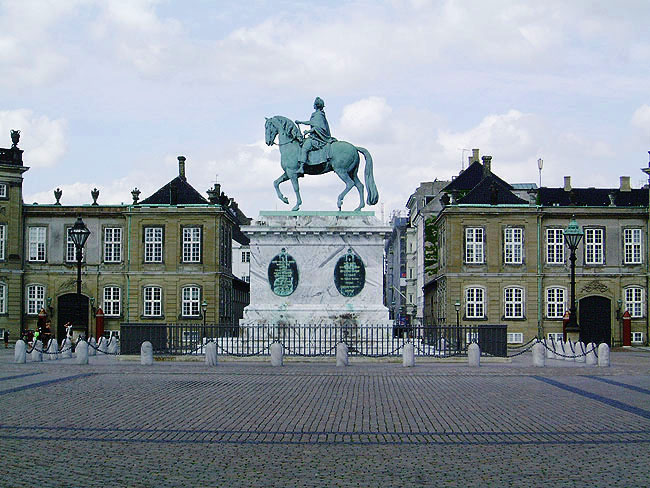 image/amalienborg_rytterstatue43.jpg